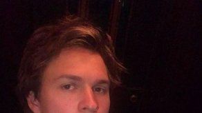 Ansel Elgort revoluciona Instagram compartiendo 17 selfies sin camiseta en diez minutos