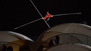 Equilibrista bate 2 récords al ir de un rascacielos a otro con ojos vendados