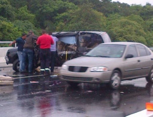 Conductor atrapado tras vuelco en Autopista Arraiján - La Chorrera