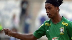Ronaldinho llega tarde a un entrenamiento después de cantar en el carnaval