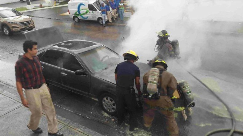 Auto se incendia en la avenida 12 de Octubre
