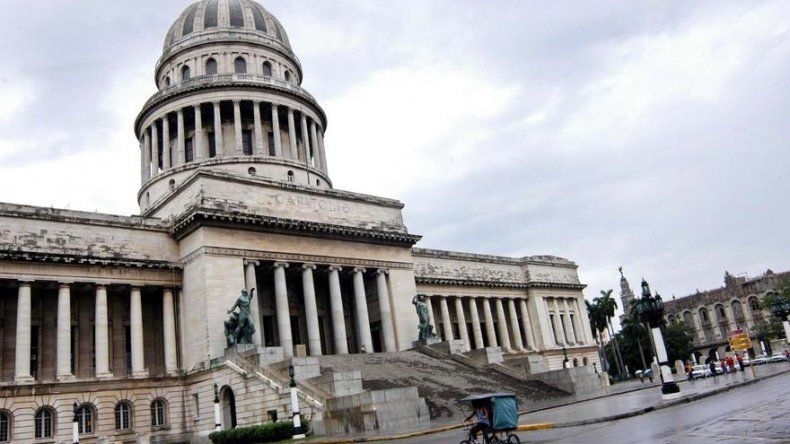 Policía reporta disparos frente al Capitolio