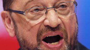 Rival de Merkel insinúa que sabría encarar mejor a Trump