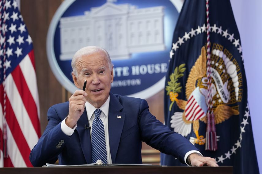 Hay puntos positivos para Biden en la encuesta: El 55% aprueba su manejo de la pandemia y el 63% aprueba su manejo de la ayuda federal a Florida tras el impacto del huracán Ian hace dos semanas.