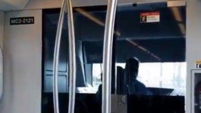 En redes sociales fue divulgado un vídeo en el que se observa a un operador del Metro de Panamá durmiéndose.