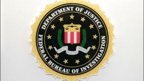 Mujer choca portón de edificio del FBI