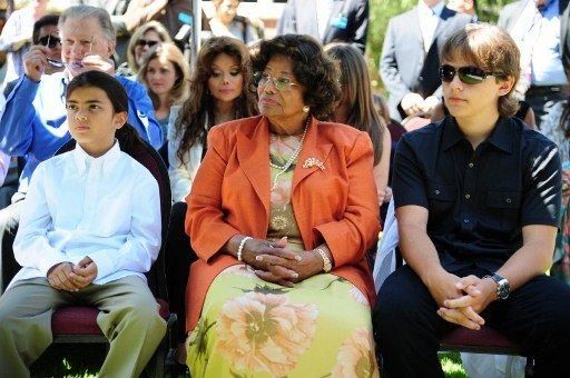 Madre de Michael Jackson recupera custodia de hijos del cantante