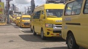 Con caravana pacífica, transportistas de colegiales exigen subsidio