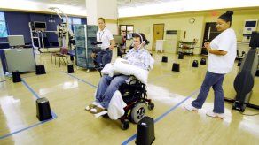 Con piercing en lengua controlan silla de ruedas