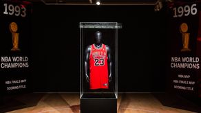 Camiseta utilizada por Michael Jordan durante el primer partido de las Finales de la NBA de 1998.