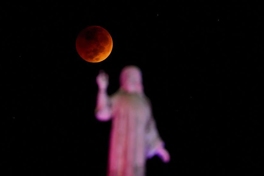 La Luna de sangre desde San Salvador, El Salvador REUTERS