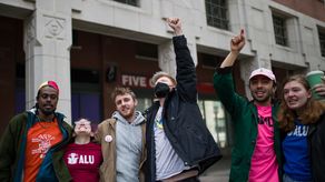Tristan Dutchin, que comenzó a trabajar en Amazon hace un año, tiene esperanzas de que el nuevo sindicato mejore las condiciones laborales en el almacén.