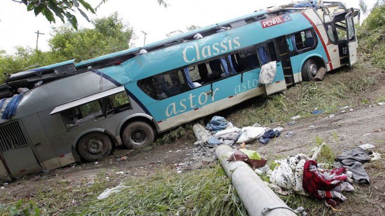 Trece fallecidos y cinco heridos en choque de vehículos en Bolivia