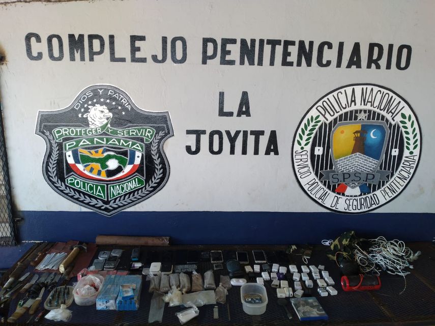 Las autoridades tuiveron que abrir huecos en el piso para dar con los artículos prohibidos.