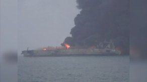 Riesgo de explosión de petrolero con bandera panameña en llamas frente a costa de China
