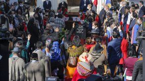 Un grupo de los 155 constituyentes, salieron a la calle a exigir que las fuerzas especiales se retiraran de esa zona del centro de la capital.