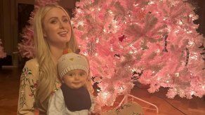 Paris Hilton le da la bienvenida a su hija por lo todo lo alto.