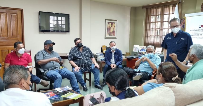 Reunión entre comisión del Gobierno y transportistas de carga agrícola en Chiriquí.