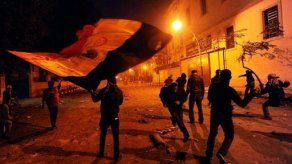 Manifestantes y policías chocan tras disturbios fatales en Egipto