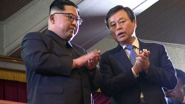 Líder norcoreano asiste a primer concierto en una década de músicos del Sur