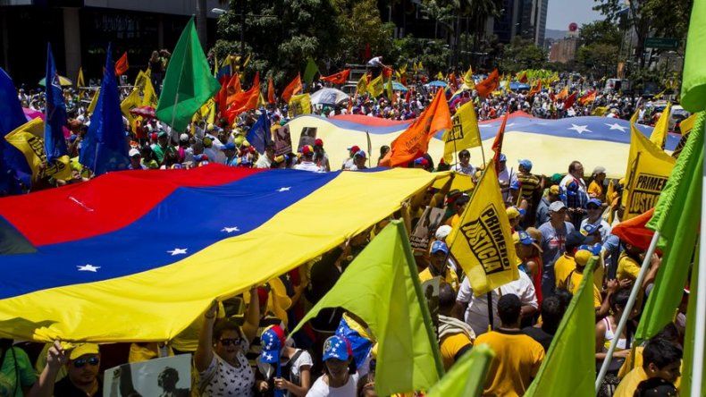 Venezuela: oposición marcha contra dictadura, chavismo denuncia violencia fascista