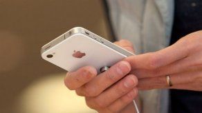 Fabricante de iPhone halla a menores en planta