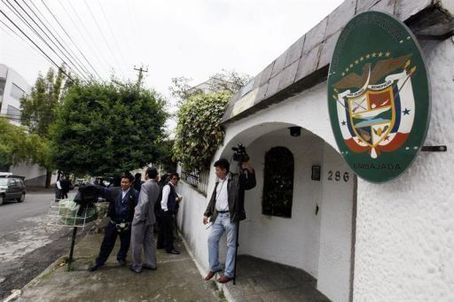 Director El Universo permanece en embajada de Panamá en Quito