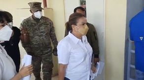 La titular del Meduca recorre el plantel.