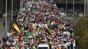Maestros endurecen protesta de casi un mes en Colombia
