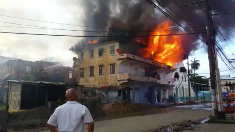 Más de 60 personas afectadas por el incendio en dos caserones en la ciudad de Colón