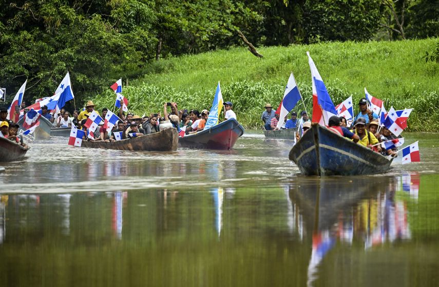 Panameños protestan en canoas en Río Indio contra nuevo embalse del Canal  de Panamá