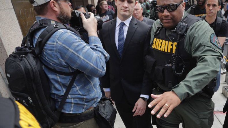 Absuelven a policía de Baltimore acusado de muerte de joven negro Freddie Gray