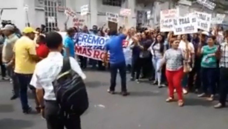 Educadores se enfrentan con protestas a favor y en contra del PRAA