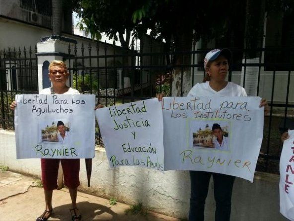 Padres de institutores detenidos protestan en el Ministerio Público