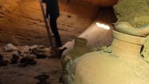 En la cueva se podían ver cuencos, algunos pintados de rojo y otros que contienen huesos, así como cálices, ollas, jarras, lámparas y puntas de flecha o de lanza de bronce.