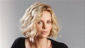 Theron revela un lado monstruosamente divertido en Young Adult