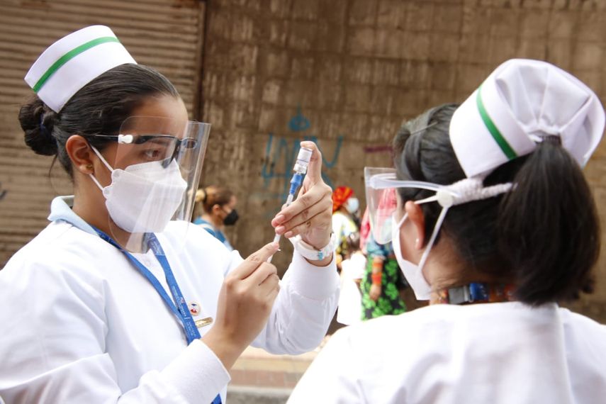 Jornadas de vacunación contra covid-19 en barrios.