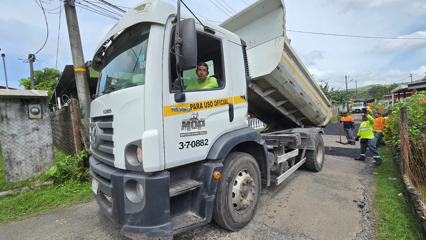 MOP repara vía principal en Cerro Tigre