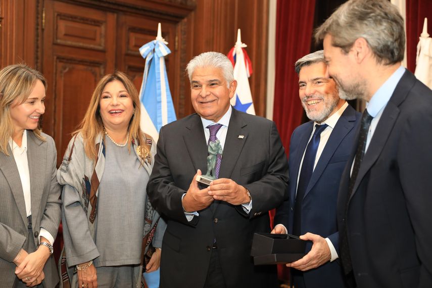 Presidente Mulino es distinguido como visitante ilustre