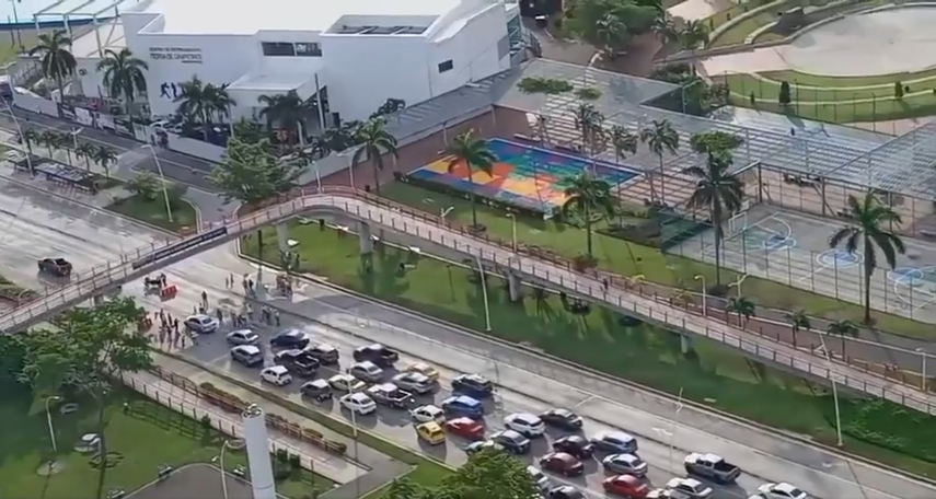 Se registra cierre en la vía de la Cinta Costera.