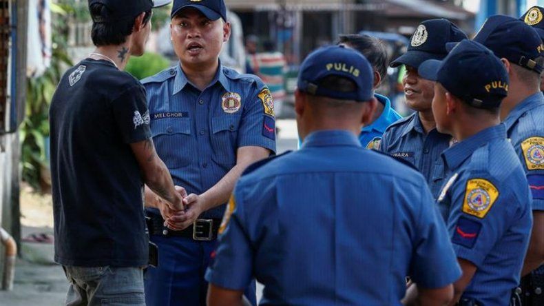 La policía filipina reanuda las polémicas redadas antidroga