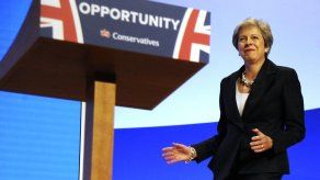 May se burla de su escaso talento para bailar