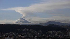 Volcán Cotopaxi continúa con emisión de ceniza en Ecuador