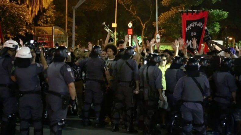 Policía brasileña dispersa una nueva manifestación por subida del transporte