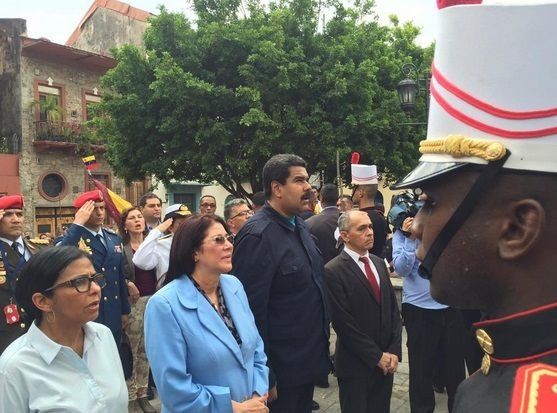 Plaza Bolívar en el Casco Antiguo es recorrida por Presidente Maduro