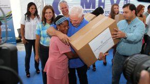 Familias de Curundú reciben 512 computadoras con acceso a internet