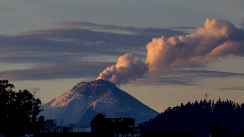El Cotopaxi, el volcán en erupción más vigilado de Sudamérica