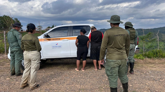 MiAmbiente sorprende a dos personas realizando minería ilegal.