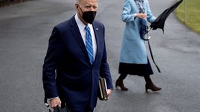 Joe Biden a su arribo a la Casa Blanca en la que atendería el avance de la variante ómicron en EE. UU.