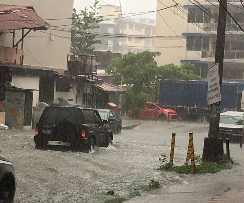 Fuertes lluvias provocan inundaciones en varios sectores